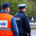 ASF Viertel RoadCare specialist discussing with a police officer at an accident scene with a disabled vehicle.